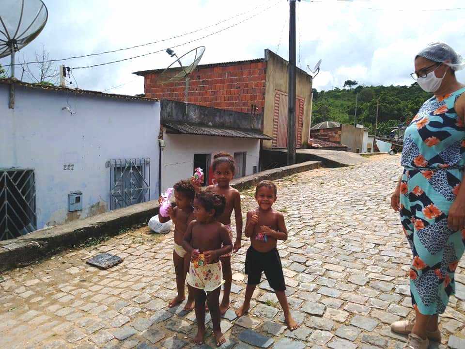 Camacã: Unidade de Saúde Luís Castro II antecipa a Páscoa distribuindo chocolates para as crianças